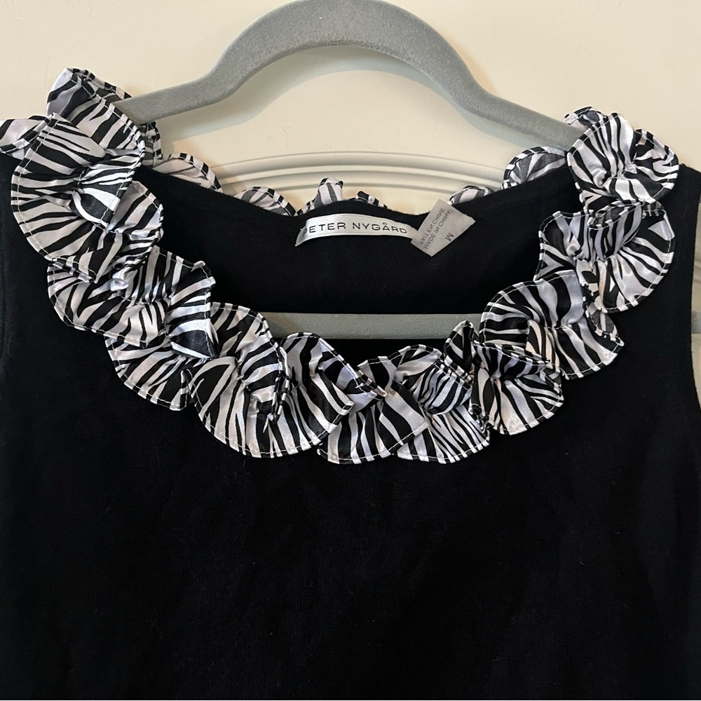 Peter Nygard Black Sleeveless Top with Ruffle Detail women’s petite medium - Picture 4 of 9